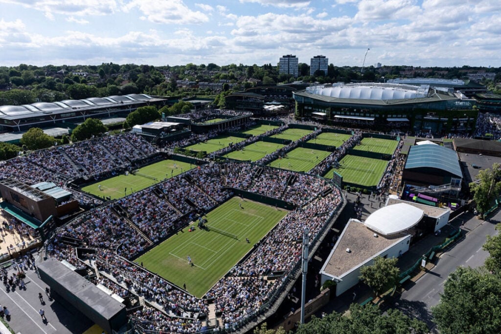 jogadores e pessoas nos courts do torneio de ténis de Wimbledon | Foto AELTC e Rolex