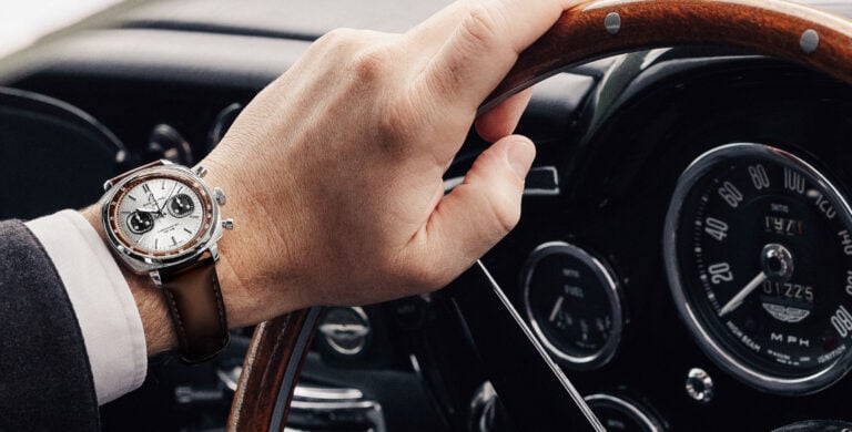 mão ao volante com Breitling Top Time B01 Chronograph 41 Tribute to Aston Martin DB5 1 | Foto: Breitling