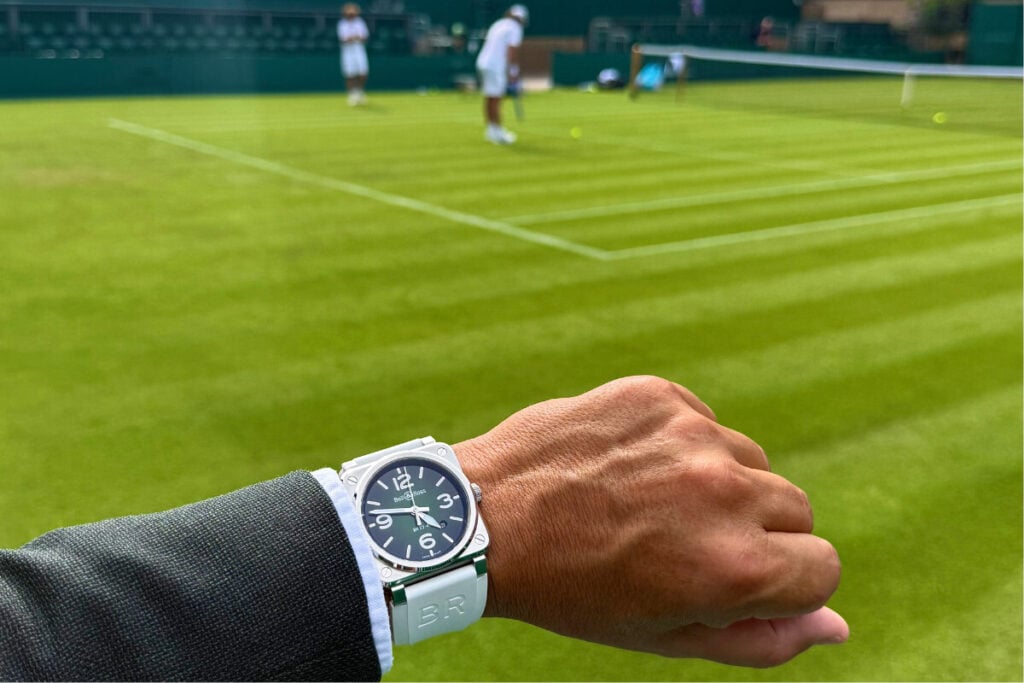 no pulso Bell & Ross BR-03 Green Steel com bracelete branca e court de relva | Foto: Miguel Seabra/Espiral do Tempo