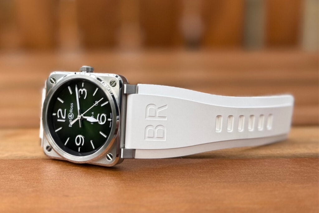 rel&oacute;gio Bell & Ross BR-03 Green Steel com bracelete branca | Foto: Miguel Seabra/Espiral do Tempo