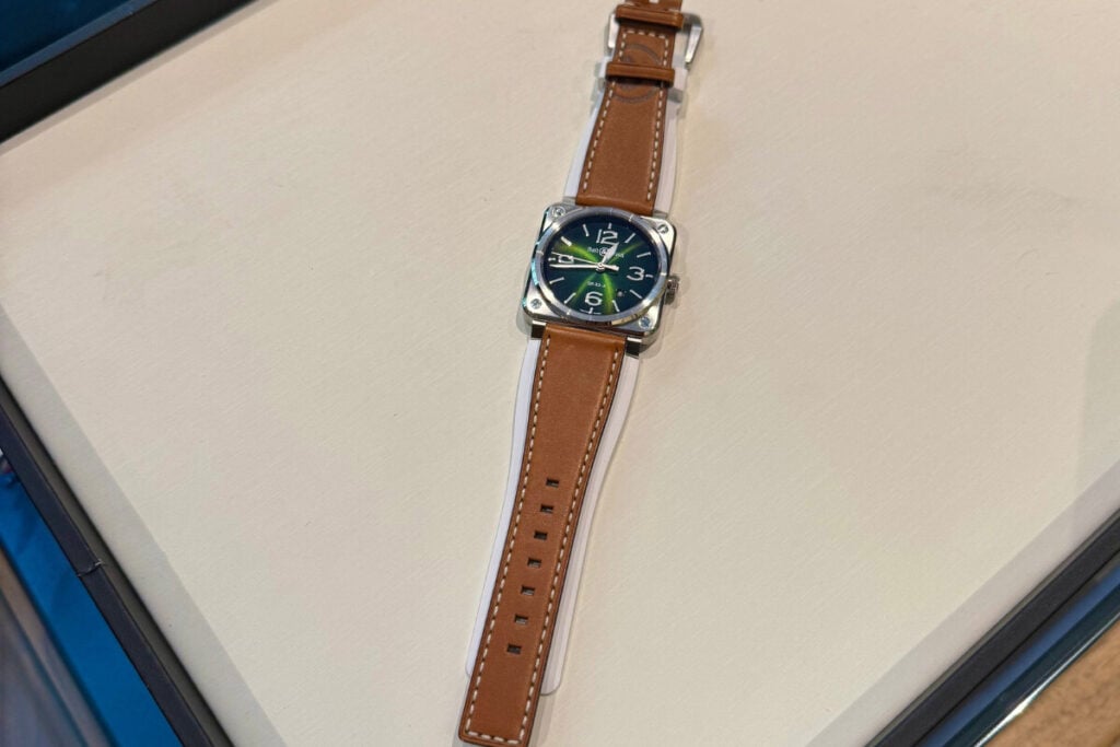 rel&oacute;gio Bell & Ross BR-03 Green Steel com bracelete branca | Foto: Miguel Seabra/Espiral do Tempo