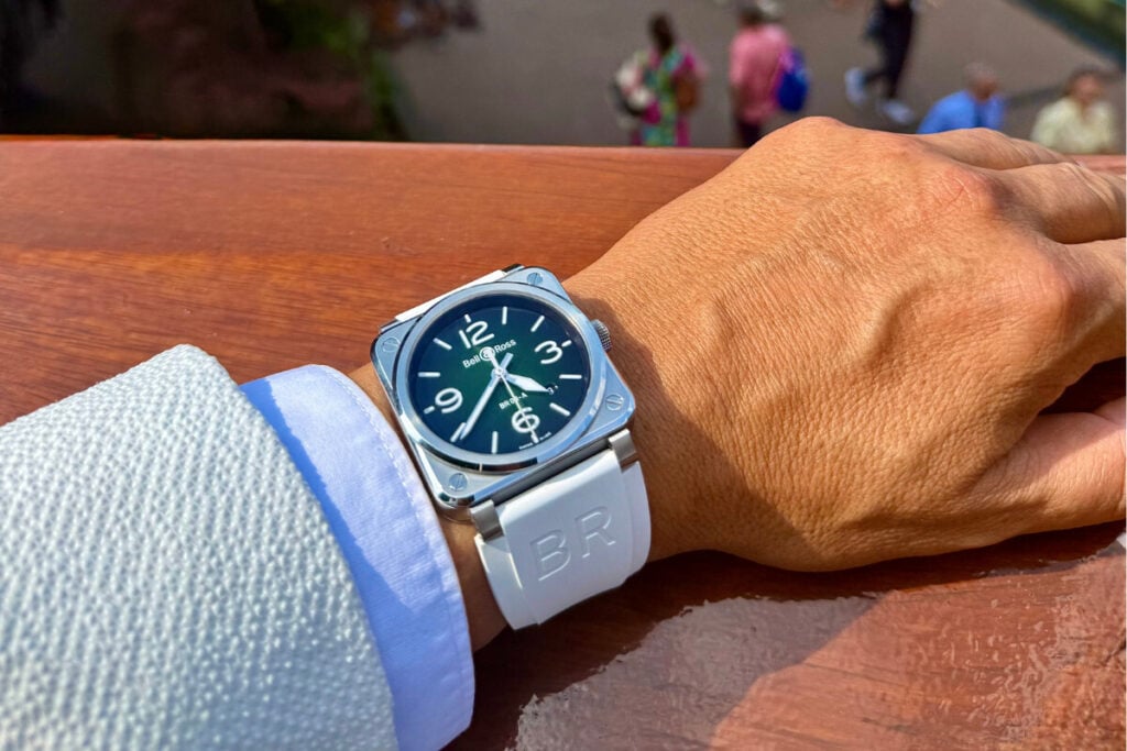 no pulso Bell & Ross BR-03 Green Steel com bracelete branca e court de relva | Foto: Miguel Seabra/Espiral do Tempo
