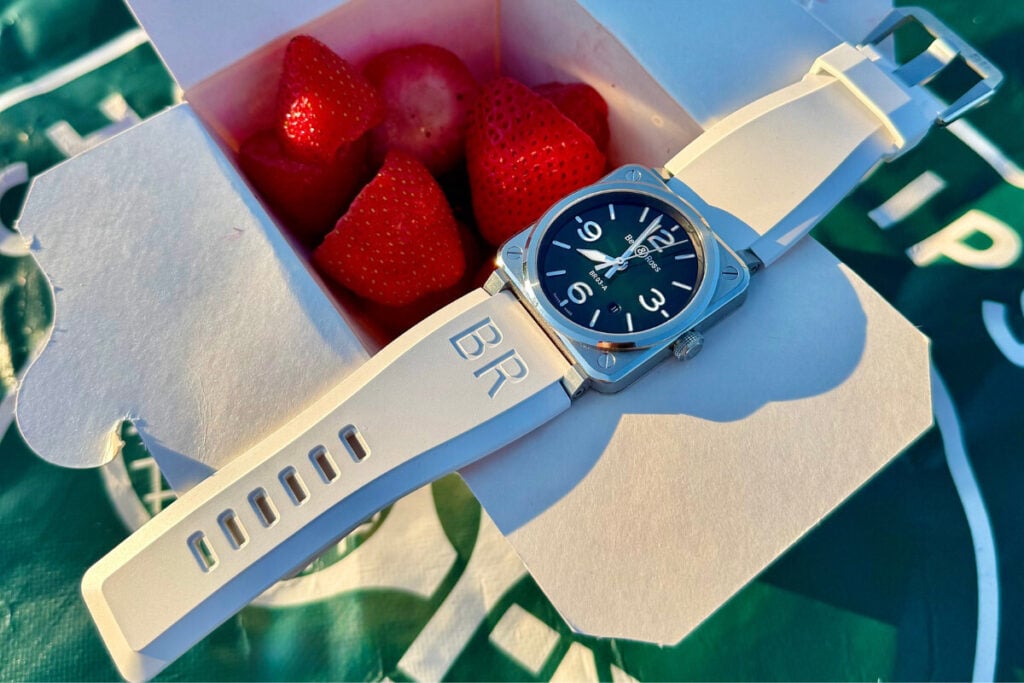 rel&oacute;gio Bell & Ross BR-03 Green Steel com bracelete branca | Foto: Miguel Seabra/Espiral do Tempo
