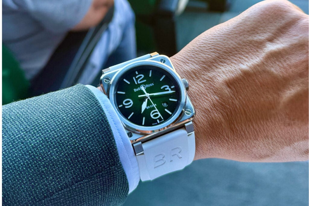 no pulso Bell & Ross BR-03 Green Steel com bracelete branca e court de relva | Foto: Miguel Seabra/Espiral do Tempo